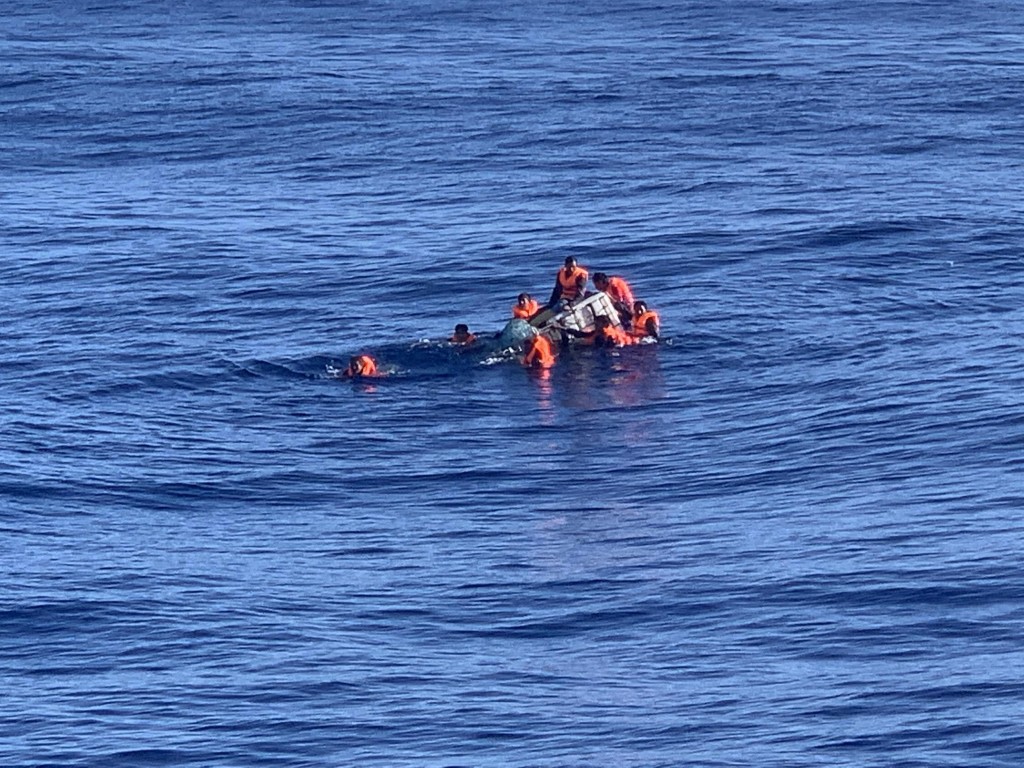 遠洋船TRUMP SW在8月26日於鄰近越南成功救起8名墮海人員，中心於接報後聯絡緬甸領事館及船公司安排8名獲救人員於越南登岸。網誌圖片