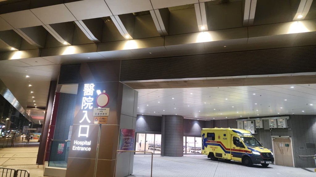 事件中,一名男警員手部受傷,清醒由救護車送往廣華醫院治理。黎志偉攝 事件中,一名男警員手部受傷,清醒由救護車送往廣華醫院治理。黎志偉攝