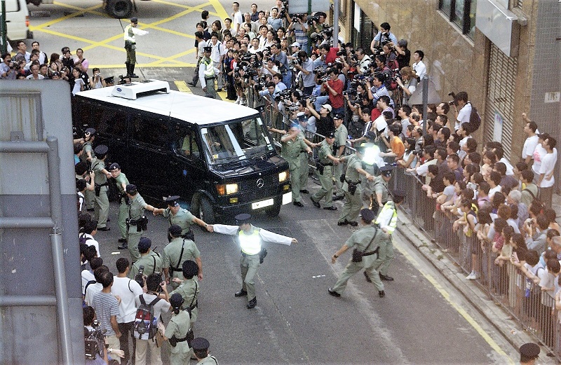 謝霆鋒罪成還柙，囚車須由警員開路離開法庭。資料圖片