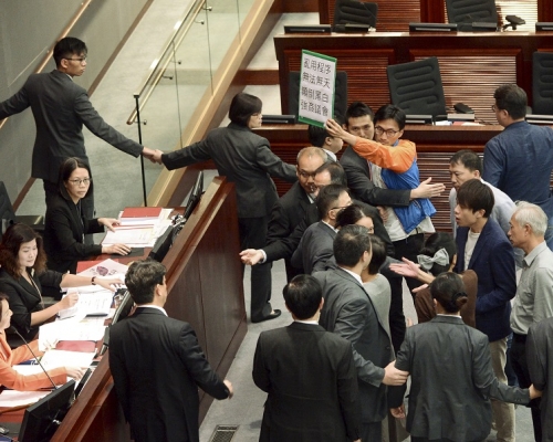 多名泛民議員離席衝向主席台向李慧琼表不滿。蘇正謙攝