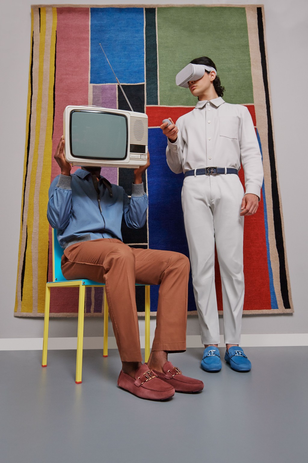 全新廣告企劃於米蘭孟菲斯郵政設計畫廊取景，照片焦點以展現不同類型及志趣的現代男士。SF Logo Driver/各/$5,950。