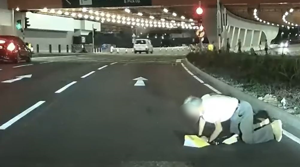 老翁爬出馬路。轉載fb車cam L（香港群組）