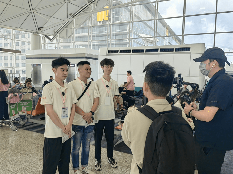 将赴上海实习的香港学生接受采访。 上观新闻