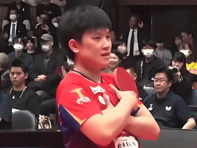 张本智和经常模仿樊振东的庆祝动作。网上图片 张本智和经常模仿樊振东的庆祝动作。网上图片