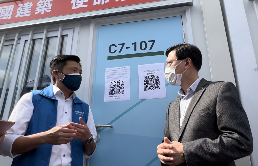 2022年疫情期間,謝振中(左)借調至保安局抗疫特遣隊。 2022年疫情期間,謝振中(左)借調至保安局抗疫特遣隊。