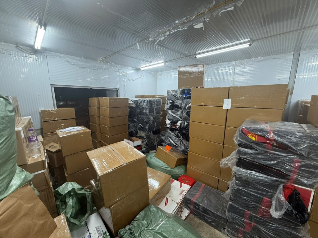 海關搗破古洞兩個私煙儲存包裝倉庫。海關提供 海關搗破古洞兩個私煙儲存包裝倉庫。海關提供
