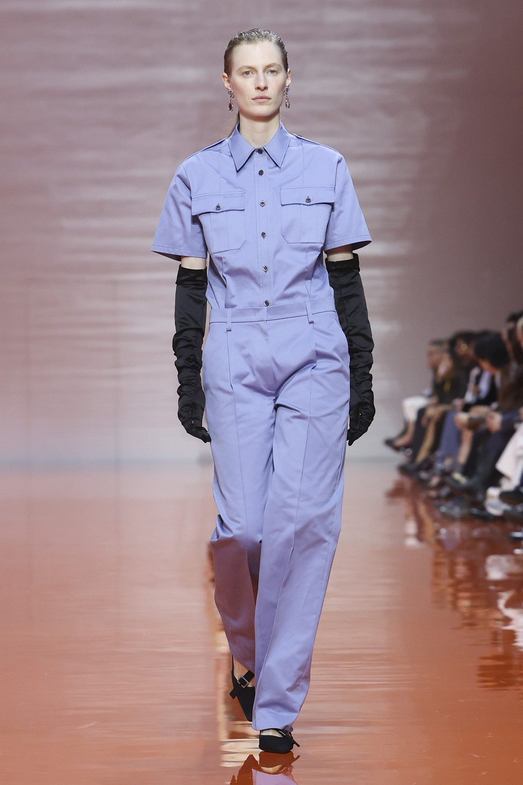 凸顯制服色彩的設計，正是新系列其中一項重點創作元素。（Prada）
