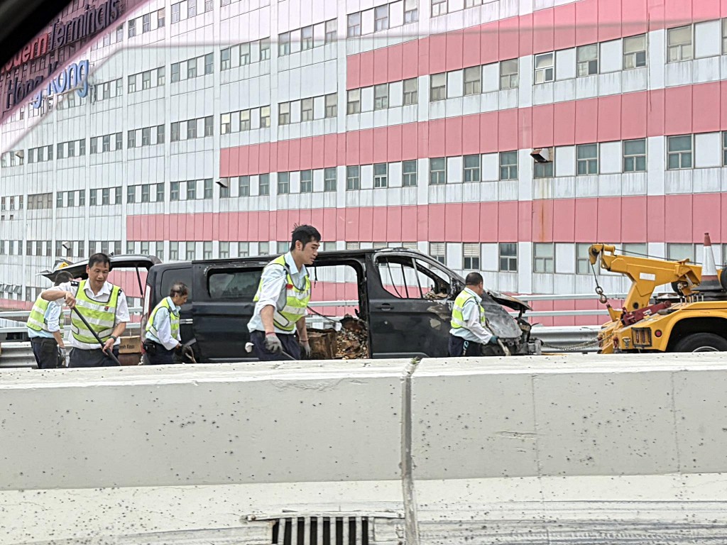 涉事客貨車被拖走。 fb:屯門公路塞車關注組 涉事客貨車被拖走。 fb:屯門公路塞車關注組