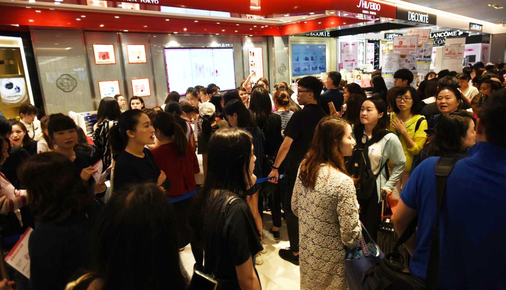 商場內人頭湧湧。