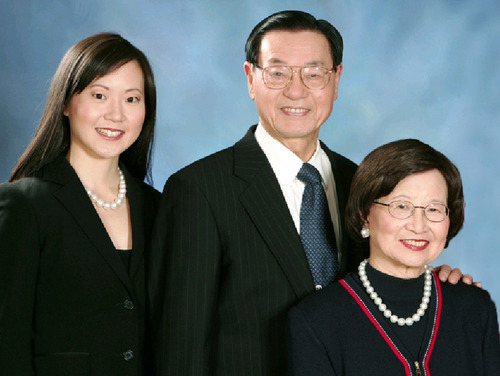 赵安吉与父母合照。网上图片