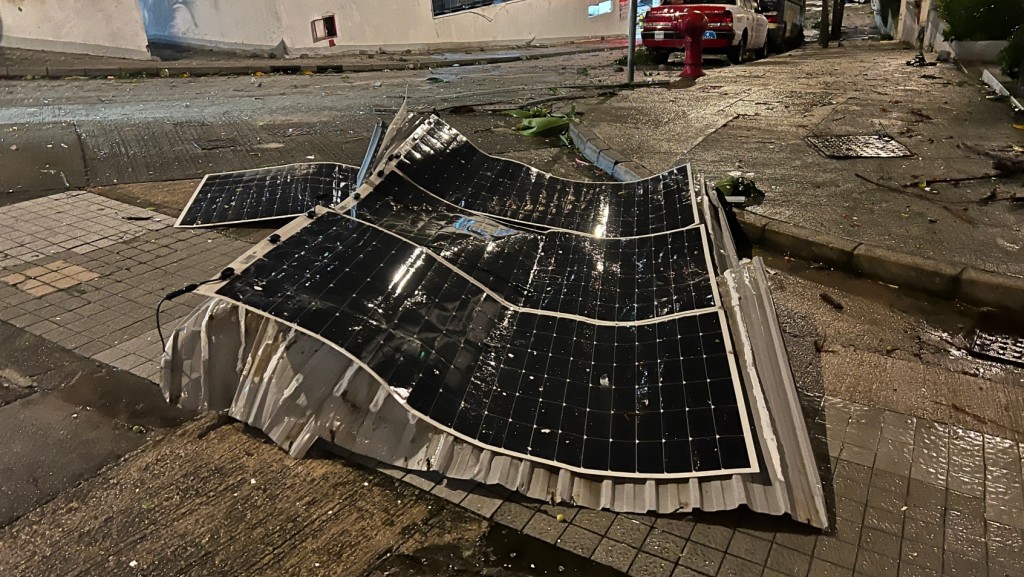 太阳能板被吹堕至地面。