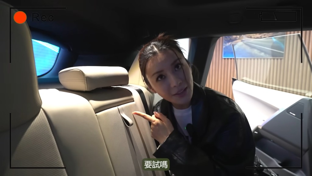 陈欣妍担心脸上的化妆品整污糟新车。