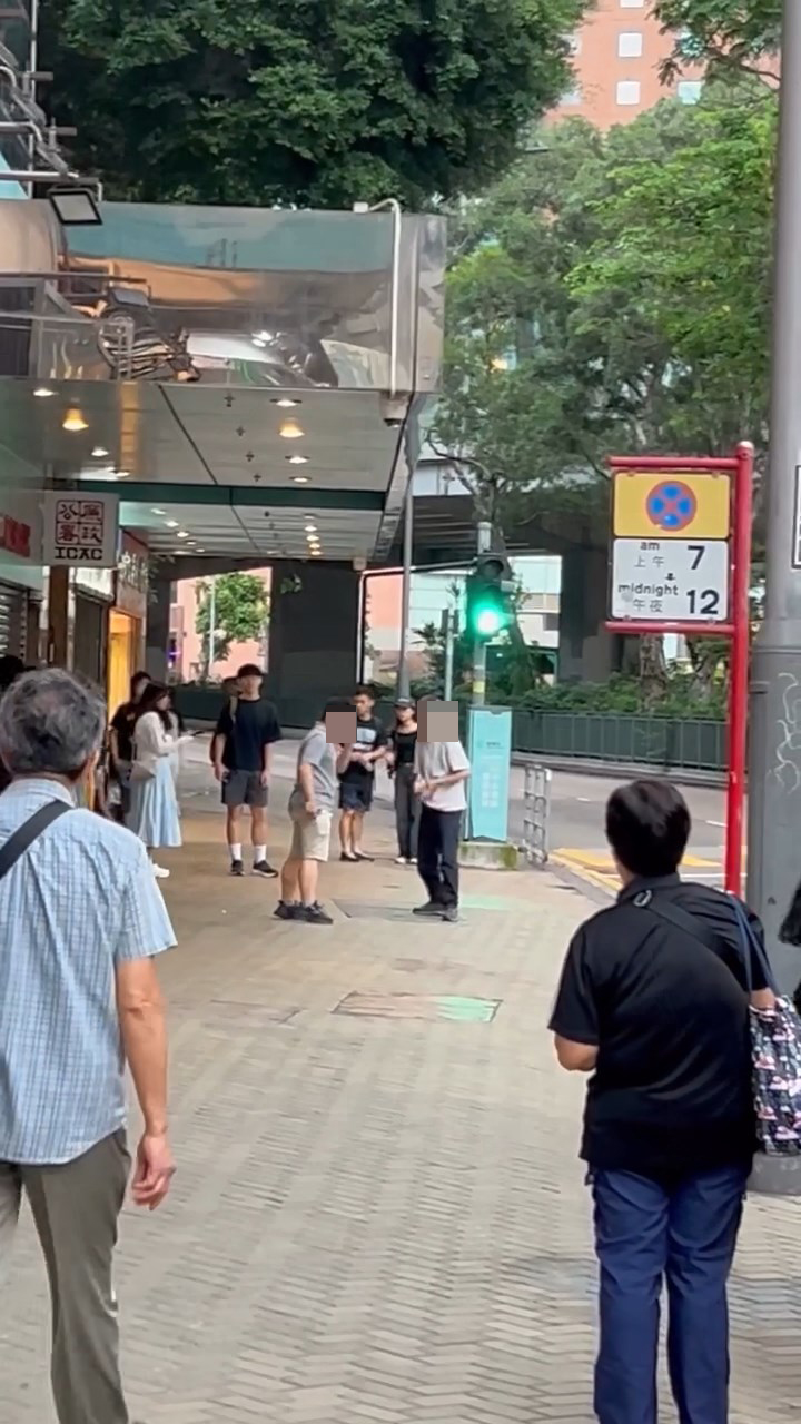 玉石舖老闆與一名灰衫男子於街頭拉拉扯扯。threads@ar_lau_326片段截圖 玉石舖老闆與一名灰衫男子於街頭拉拉扯扯。threads@ar_lau_326片段截圖