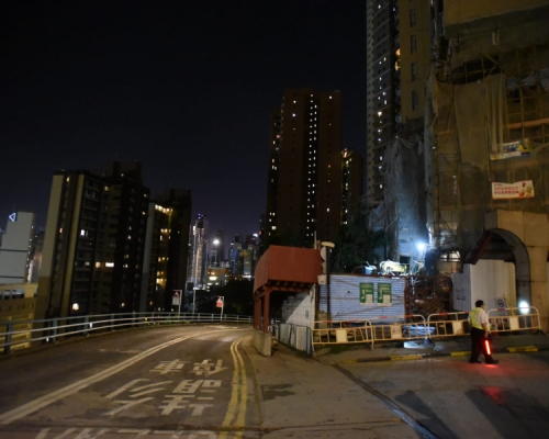 道路晚上重開。尹敬堂攝