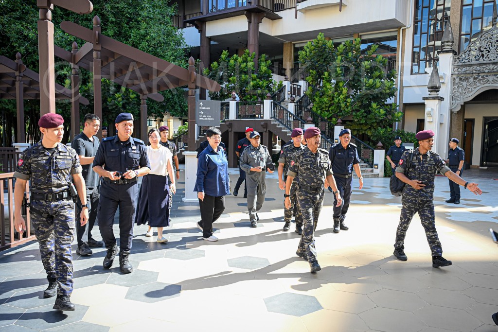 大马警察总长拉扎鲁丁视察习近平访马涉及的机场和酒店等设施的安保情况。　马来西亚警方FB