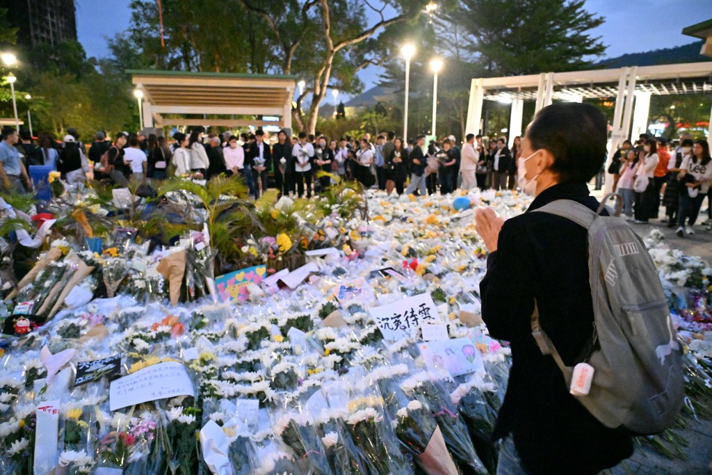 大批市民連日到大埔獻花悼念死難者。 大批市民連日到大埔獻花悼念死難者。