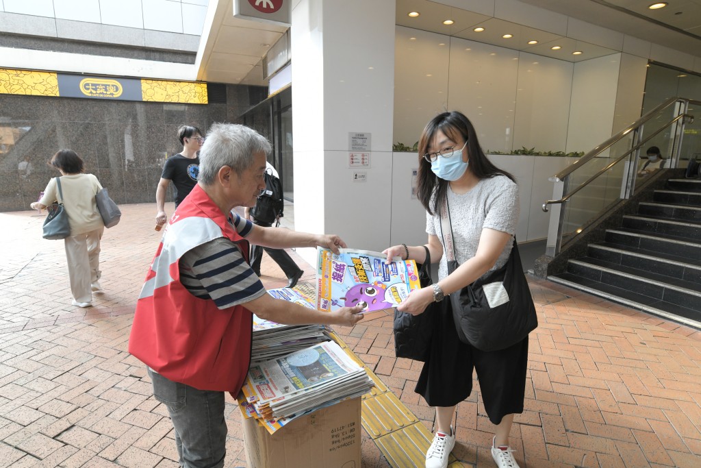 市民踴躍取閱附送《提紙》的免費報紙。