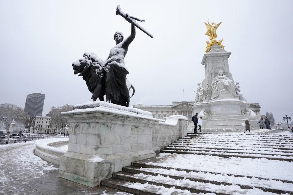倫敦白金漢宮的維多利亞女王紀念堂被雪覆蓋。AP
