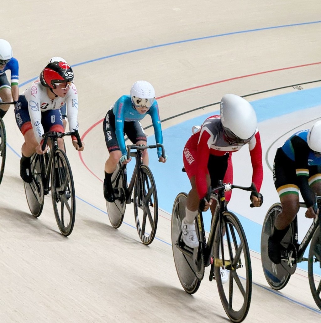 梁颖仪（蓝衫)在记分赛中。香港单车总会图