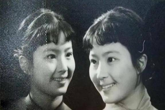 劉亦菲媽媽的童年照。