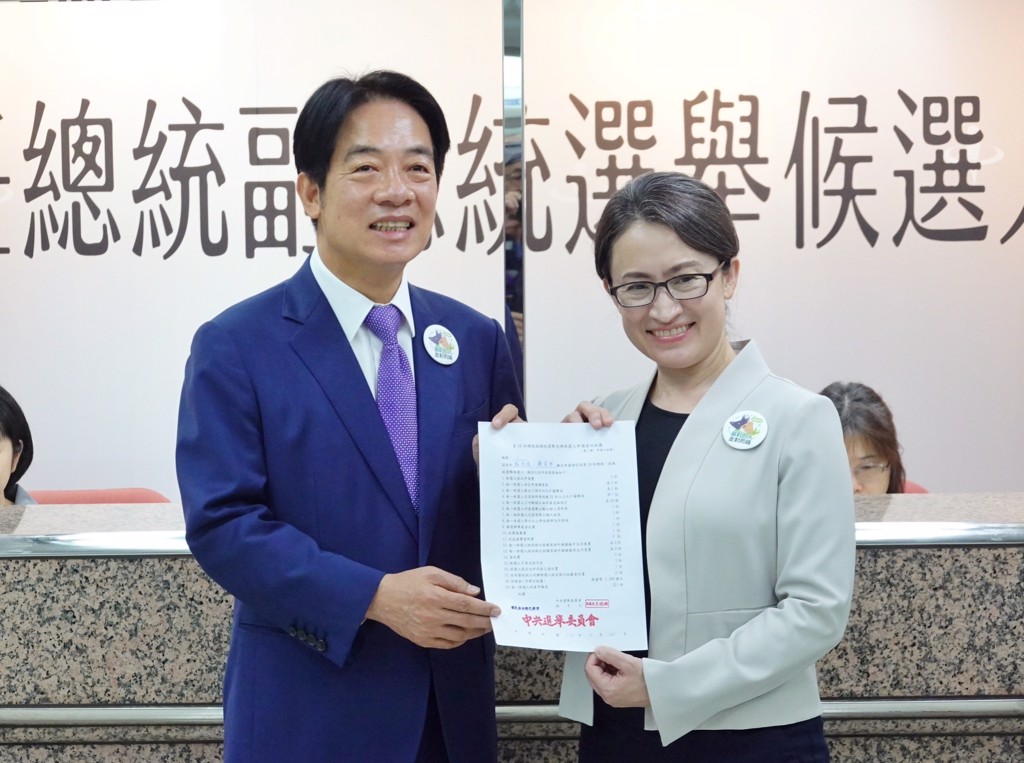 民进党赖清德及萧美琴21日前往中选会登记，参加台湾2024大选。中时新闻网
