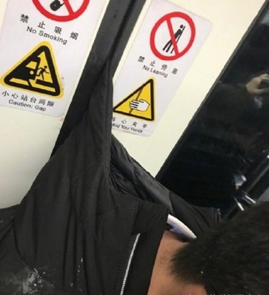男子搭地鐵外套慘被夾。網上圖片