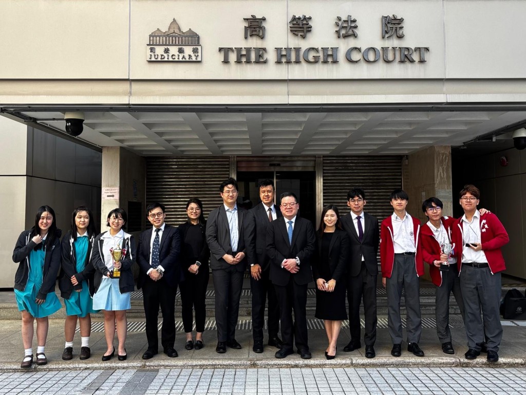 香港大律師公會執委會委員張天任（右六），與中文組冠軍瑪利曼中學辯論隊員（左一至左三）、以及亞軍隊伍華英中學（右一至右三）合照。