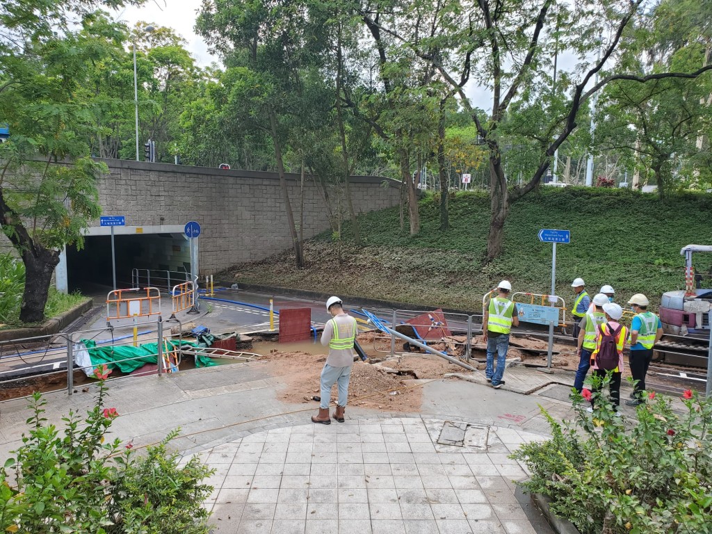 工人到場搶修。