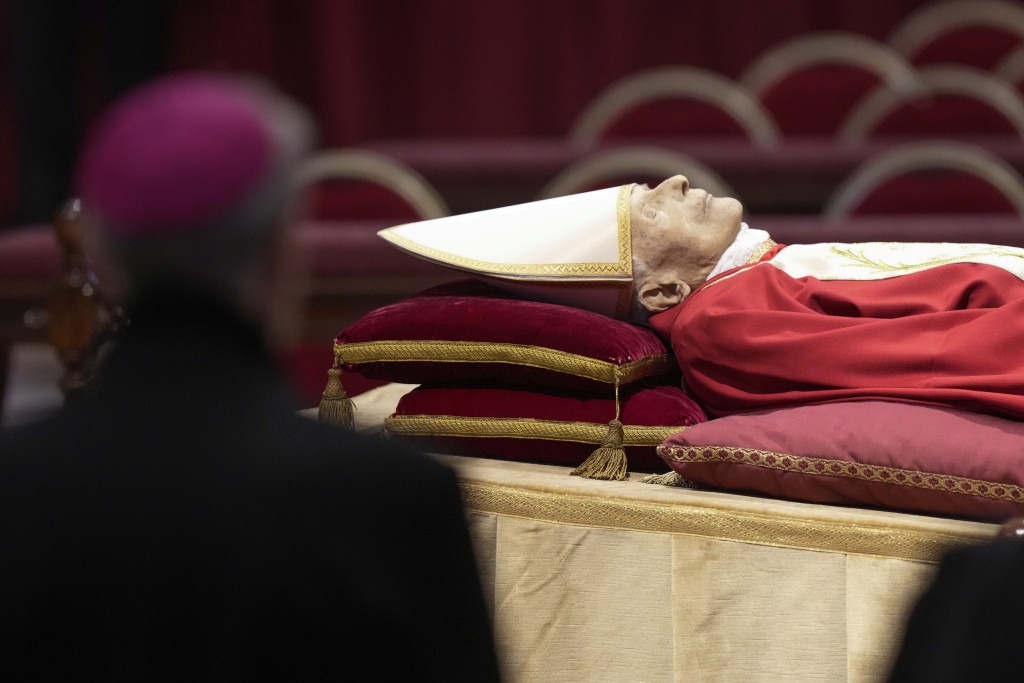 已故名誉教皇本笃十六世的遗体在梵蒂冈圣伯多禄大教堂内安放，供信徒瞻仰。AP