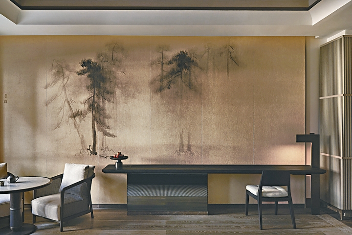 酒店內飾以日本當代藝術家足立涼子創作的大型壁畫。