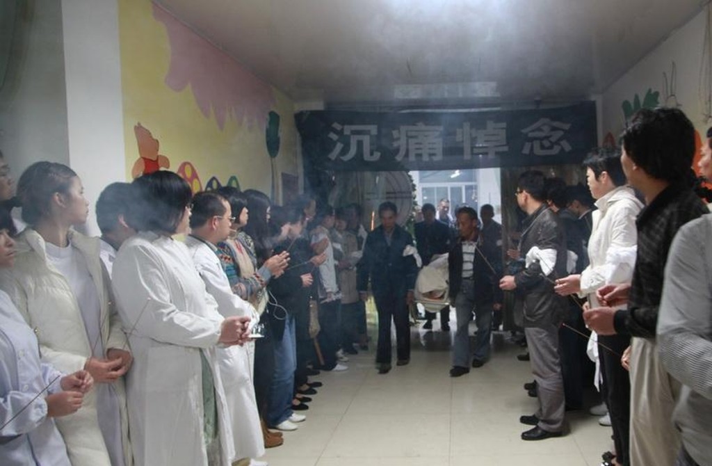2013年10月28日，台州数百名医护人员聚集在医院广场内悼念遇害医生王云杰。