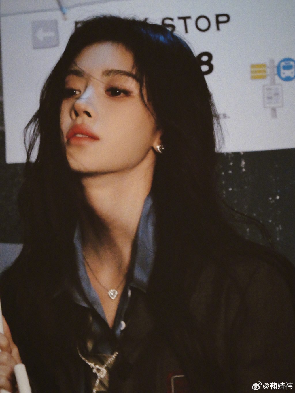 内地红星鞠婧祎遭实名举报逃税，消息成为热搜。微博