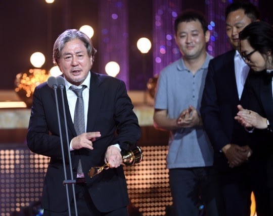 崔岷植主演的《赌命为王》获颁最佳电视剧奖。