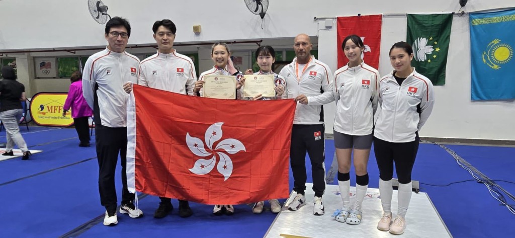 香港女子花劍隊奪團體賽金牌,黃諾頤(右四)亦是個人賽金牌得主,吳佳蔚則是個人賽銀牌得主。 香港劍總FB圖 香港女子花劍隊奪團體賽金牌,黃諾頤(右四)亦是個人賽金牌得主,吳佳蔚則是個人賽銀牌得主。 香港劍總FB圖