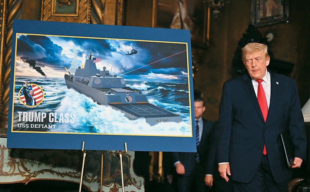 特朗普在記者會上展示標有「特朗普級」字眼的「無畏號」新戰艦的海報。