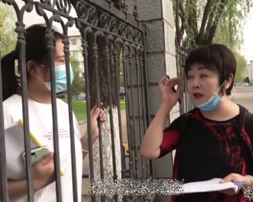 疫情阻礙師生會面,退休教授隔欄為畢業生點評表演。影片截圖