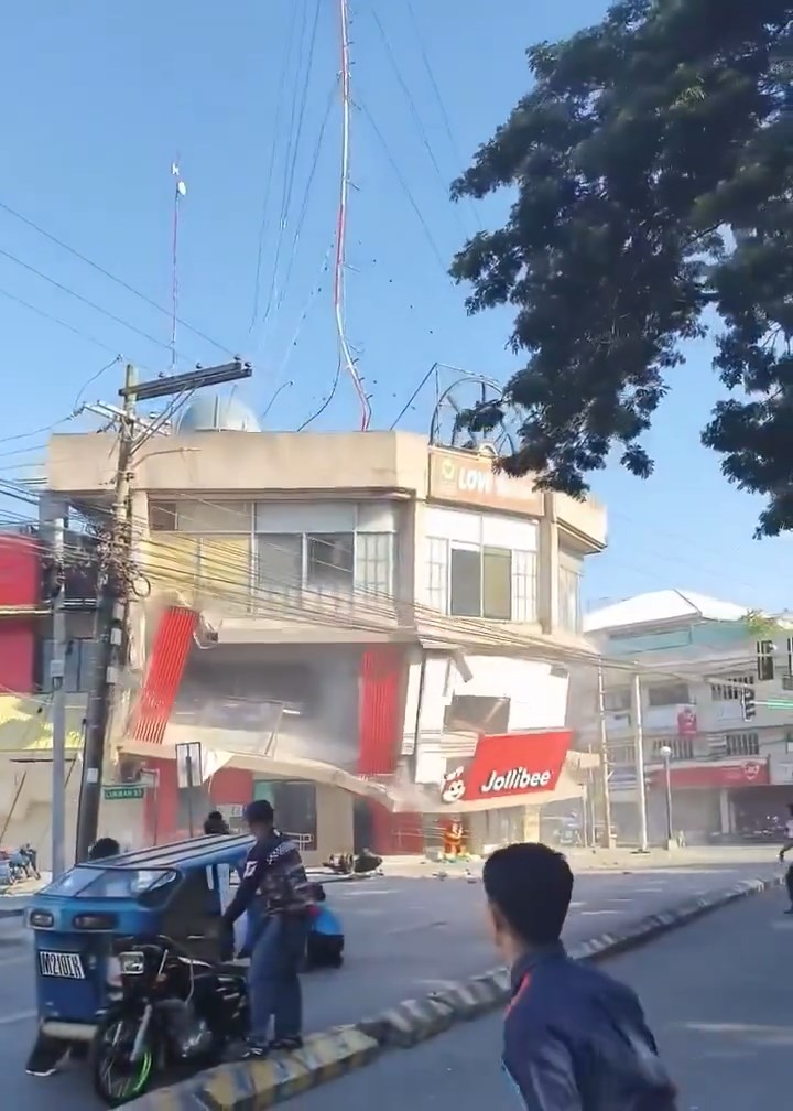 菲律賓發生7.8級地震，聖托斯將軍市（General Santos City）一棟商場不堪強震倒冧。