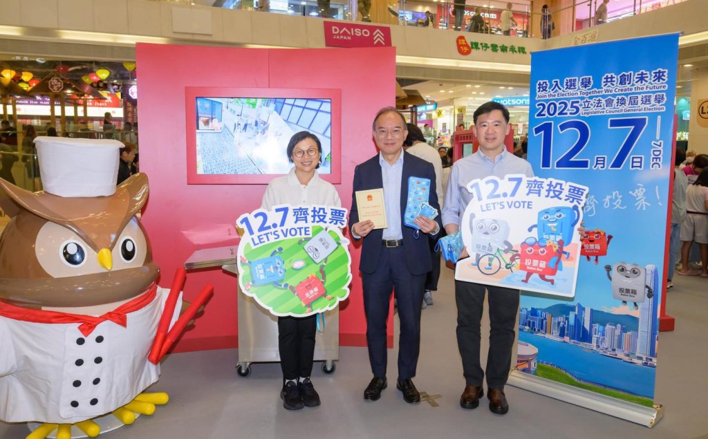 曾國衞(中)夥胡健民(右)呼籲現場市民投票日當日要履行公民責任,踴躍投票曾國衞亦趁機呼籲現場市民投票日當日要履行公民責任,踴躍投票,投入選舉,共創未來。 曾國衞(中)夥胡健民(右)呼籲現場市民投票日當日要履行公民責任,踴躍投票曾國衞亦趁機呼籲現場市民投票日當日要履行公民責任,踴躍投票,投入選舉,共創未來。