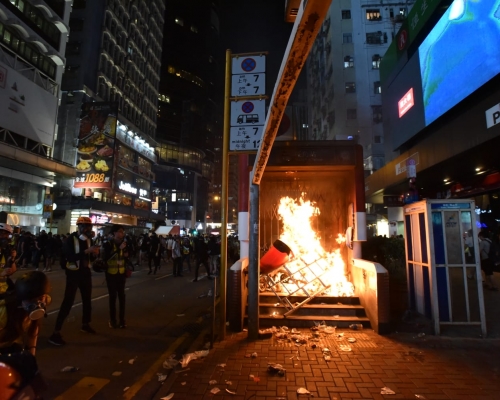 警方批評大批蒙面暴徒以雜物設置路障、鋸斷路邊燈柱及焚燒雜物。