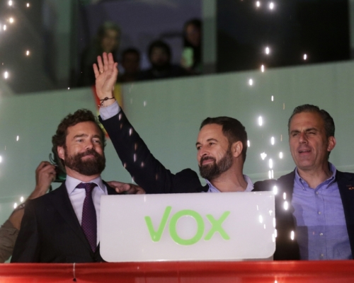 极右「声音党」，议席增加超过一倍，跃先成为第三大党，党高层与支持者庆祝。AP