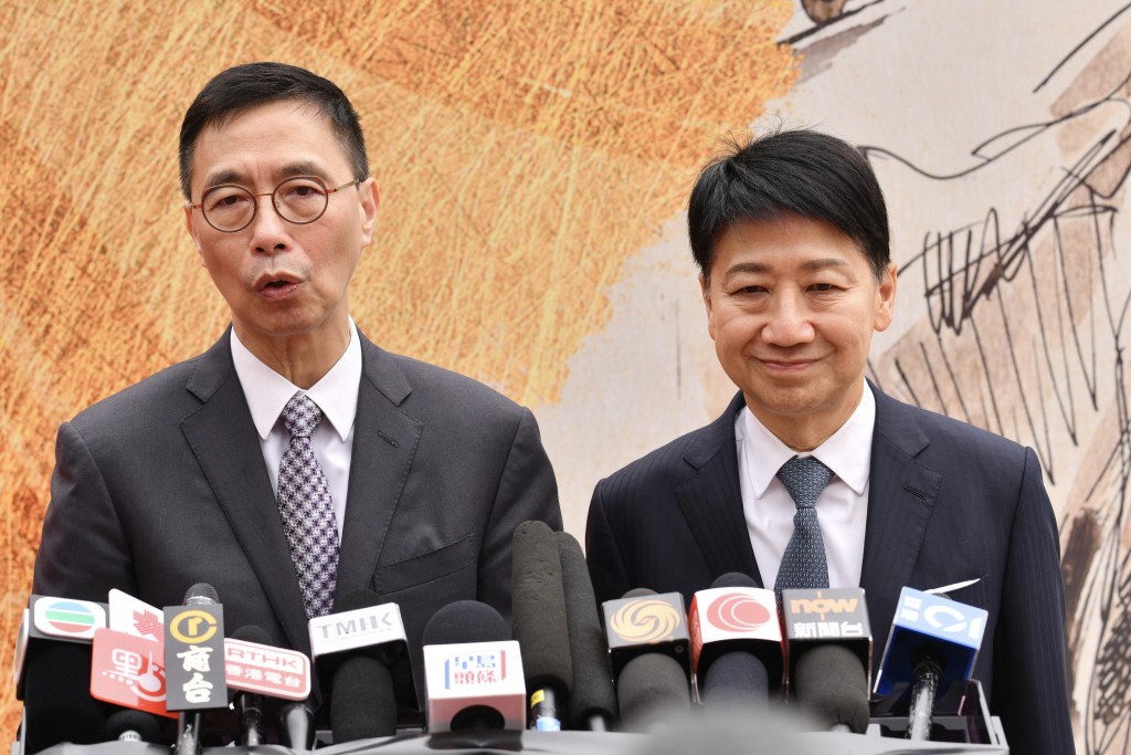文化體育及旅遊局局長楊潤雄（左）及香港旅遊發展局主席彭耀佳（右）。 盧江球攝