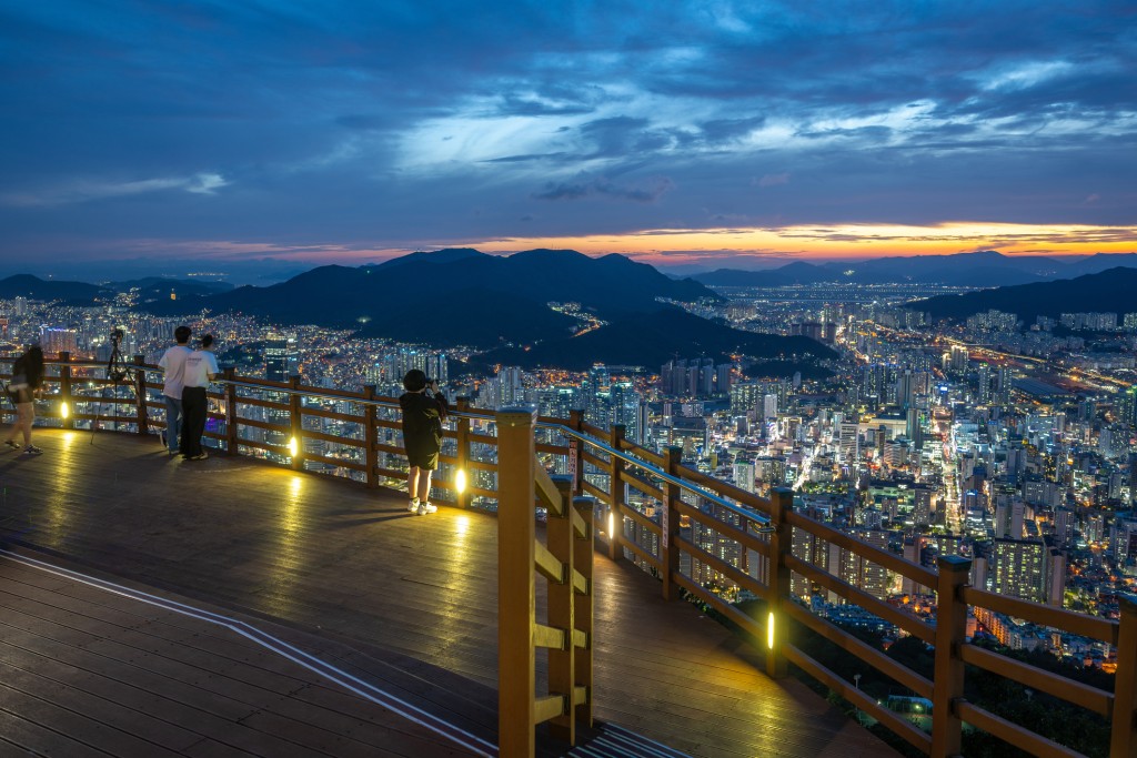 荒嶺山瞭望台是釜山的人氣賞景勝地。