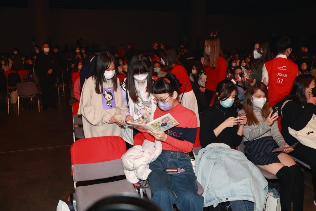 炎明熹來睇騷獲Fans索簽名。