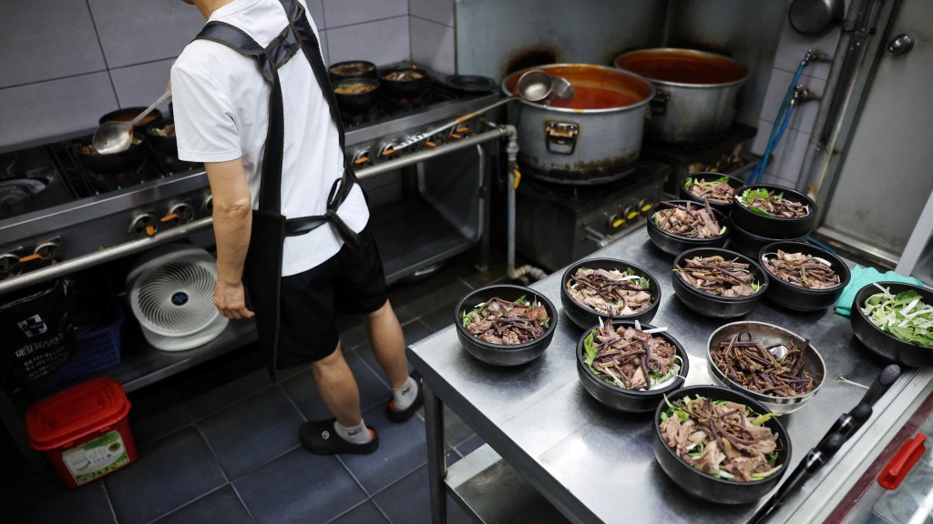 「牡丹市場」一個廚師忙着做狗肉及羊肉料理。 路透社 「牡丹市場」一個廚師忙着做狗肉及羊肉料理。 路透社