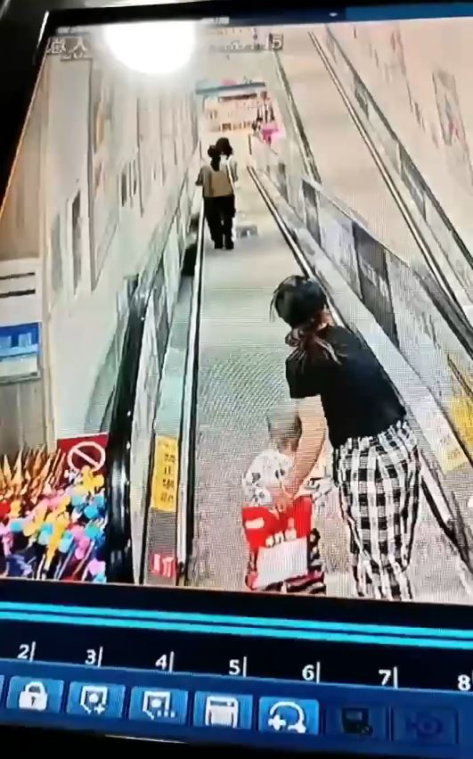極品寶媽在電扶梯「放飛」玩具車，害前方「洢諾」母女被炒低受傷。抖音