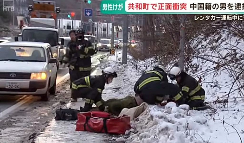 52歲日本男司機受傷,在場急救。(HTB北海道新聞片段截圖) 52歲日本男司機受傷,在場急救。(HTB北海道新聞片段截圖)