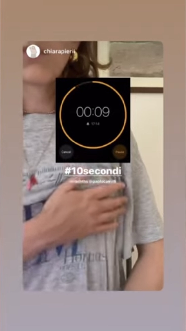 网民摸胸加上10秒倒计时器和#10secondi（10秒）的标签。