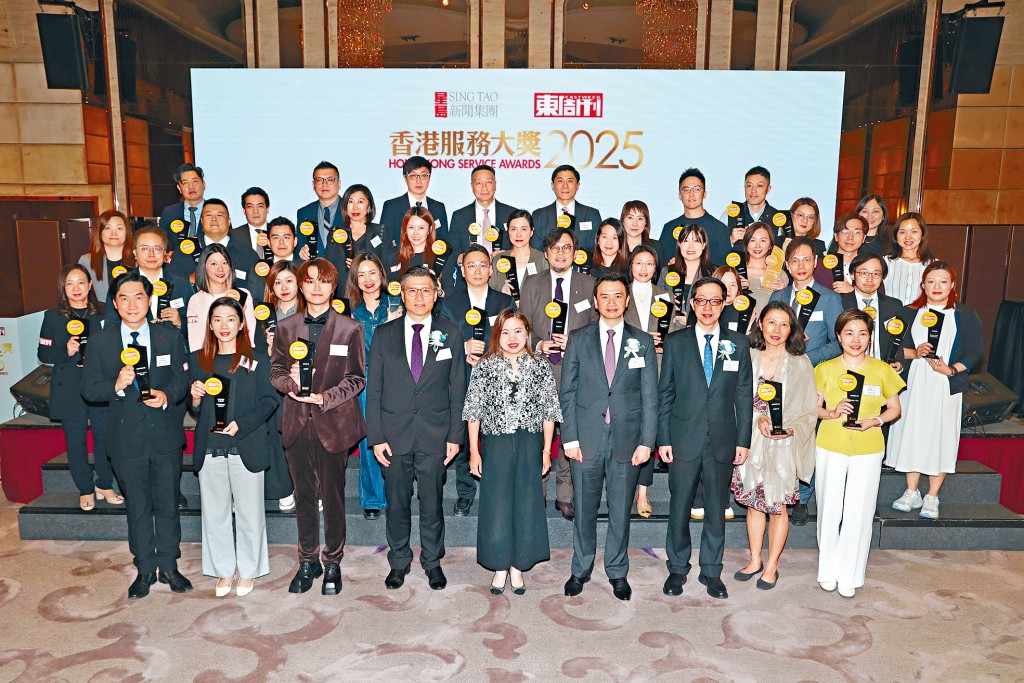 由星島新聞集團旗艦雜誌《東周刊》主辦之「香港服務大獎」今年共頒發43個獎項。