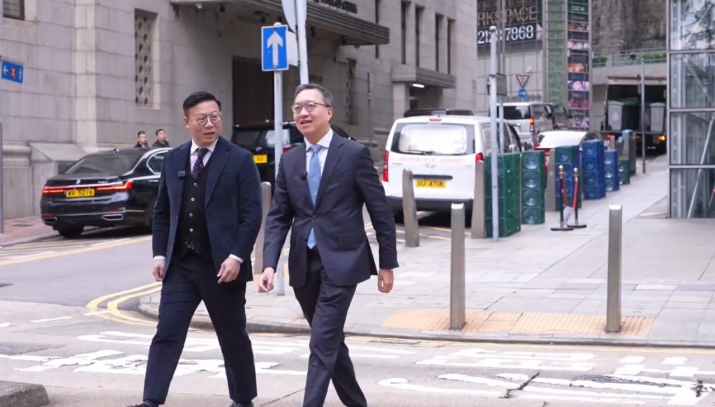 林定國與張國鈞帶大家到到中環終審法院一帶，開箱先睹為快律政司全新的電車站廣告。林定國fb影片截圖 