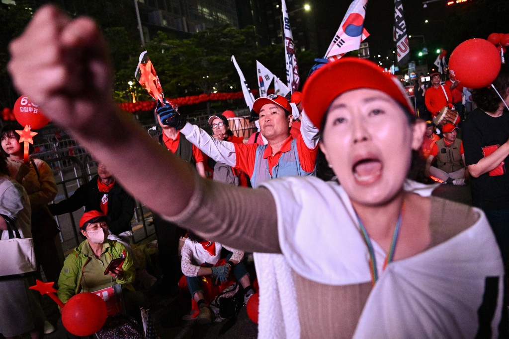 南韓總統候選人、國民力量黨金文洙的支持者們。法新社 南韓總統候選人、國民力量黨金文洙的支持者們。法新社